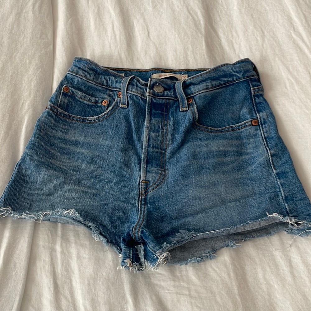Levi’s rib cage Jeanne short. Excellent condition.